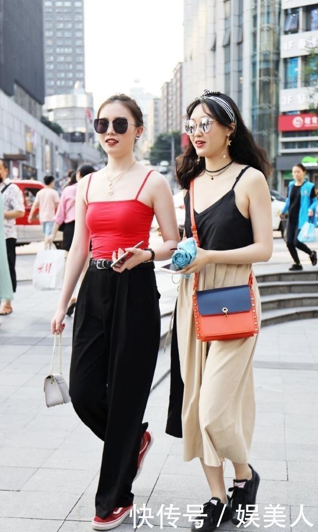 「穿搭」路人街拍,美女超有回头率,黑色衬衣外搭长款格子风衣,气场十足