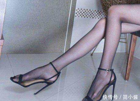 优雅迷人的尖头细跟，勾勒小腿曲线，展现女性的魅力