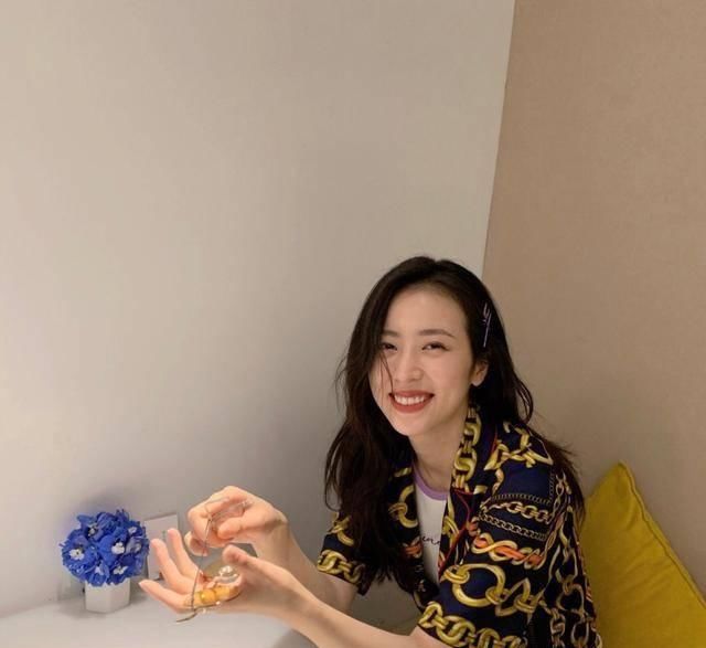  『春天』春天花衬衫怎么穿搭才能零失误？这样搭配高级又时髦！