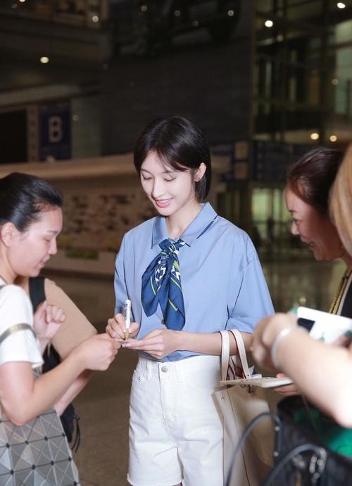 张俪一身青春简洁穿搭秒回18岁，网友：大白腿算什么，袜子亮了