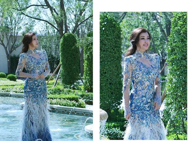 63岁刘晓庆穿挖肩印花裙风采不减当年，网友纷纷跪求冻龄秘籍