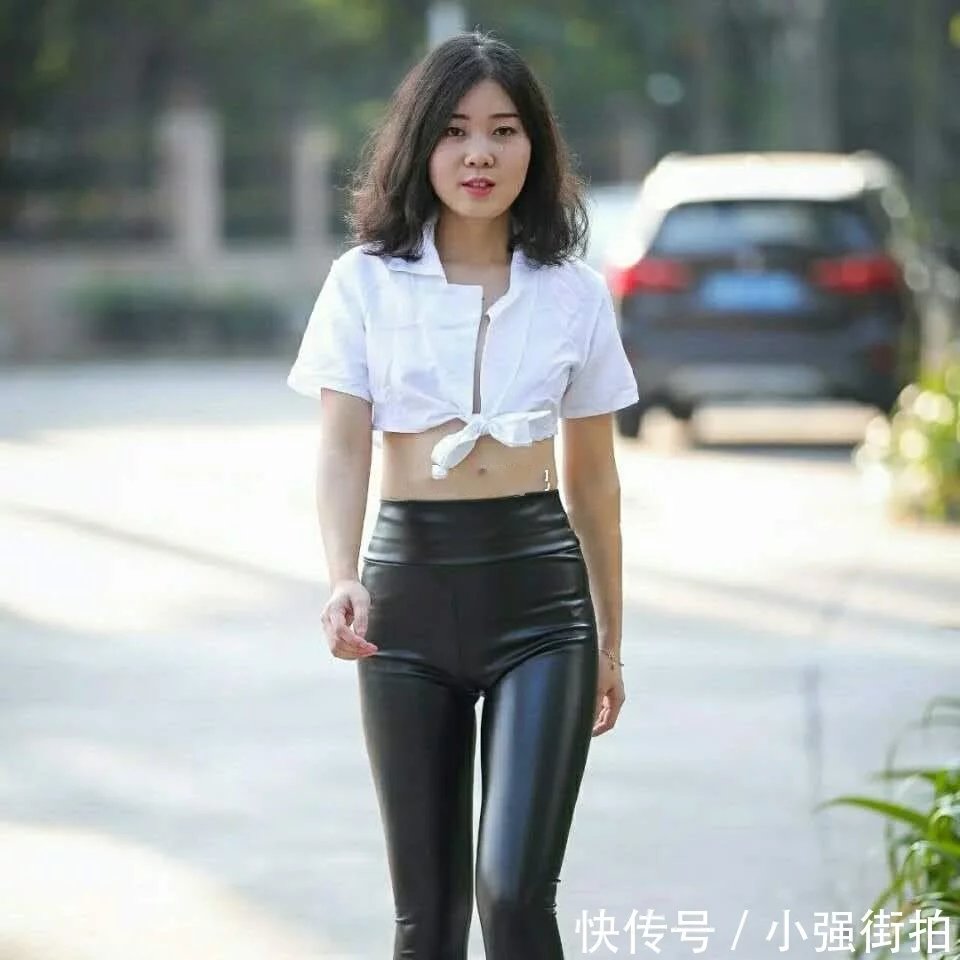 婴儿肥小姐姐紧身皮裤性感出街大秀完美好身材,摇摆的姿态很有韵