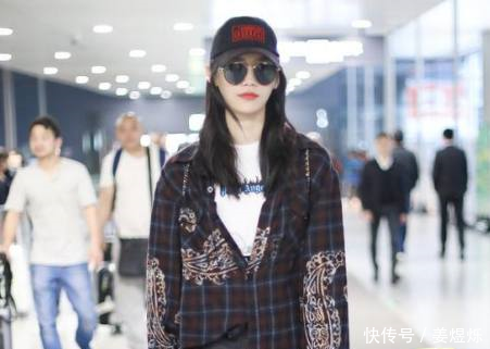 奚梦瑶太瘦了，穿紧身裤中间空出一条缝，网友没有80斤吧