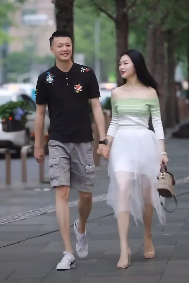  『女生』有种“秀恩爱”叫“你穿小白鞋，我穿高跟鞋”，女生：好甜蜜，好养眼！