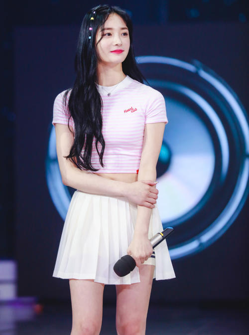 周洁琼穿收腰裙却暴露了缺点,腰部没有一点曲线,还是换衣服吧!