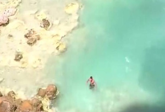 为纪念丧命于悬崖的老友，他从30米高处一跃而下！