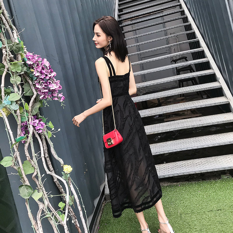 我的妈呀!40岁小姨逛街被人喊小姐姐，只因穿一条吊带裙惹的祸