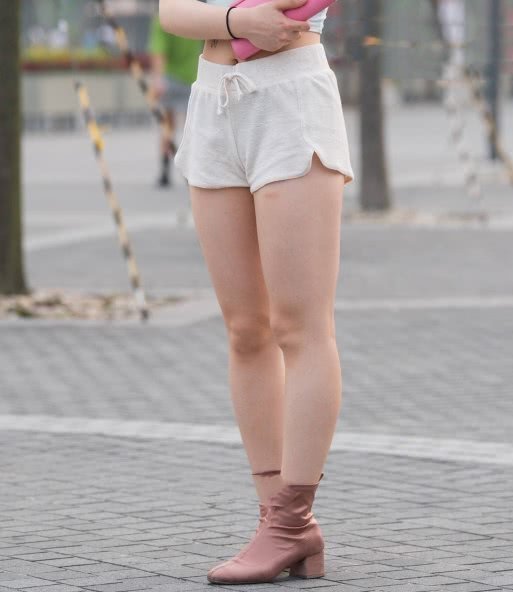 清纯小姐姐吊带背心短裤穿出柔美身材曲线,看了一眼简直难以忘怀