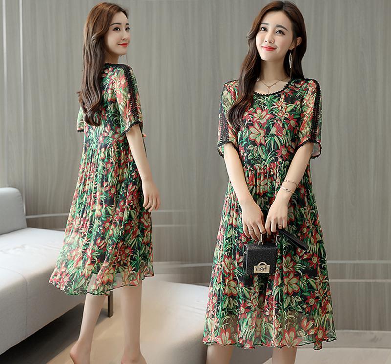 四五十女人别老穿便宜货，三伏天穿时髦蚕丝裙，美的不像中年人