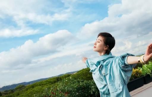  『打造』运用经典色打造时髦造型!早春实用穿搭指南,你最pick哪一套