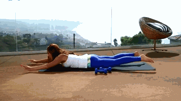 一向低调的周韵气场竟比老公姜文还强？送她上热搜的一字肩和天鹅