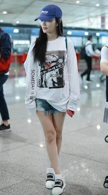 李小璐与霍思燕同穿短裤秀腿,网友:终于知道真正美腿长啥样了