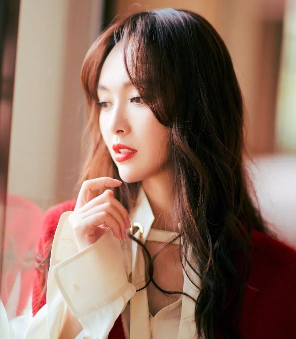 王大陆称林允“小朋友”？同款Q萌氧气刘海，韩国小姐姐自己在家