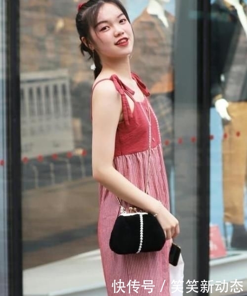 活泼可爱:街拍活泼可爱的小姐姐,一条拼接的连衣裙,时尚完美好身姿