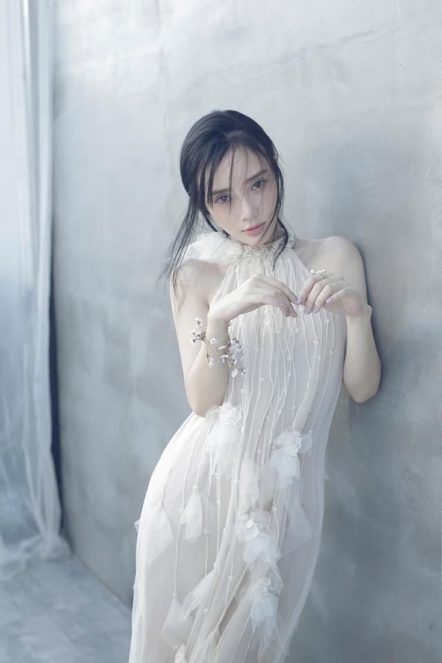 贾乃亮坐实传闻，李小璐深夜重返求婚地，网友：后悔有用么？