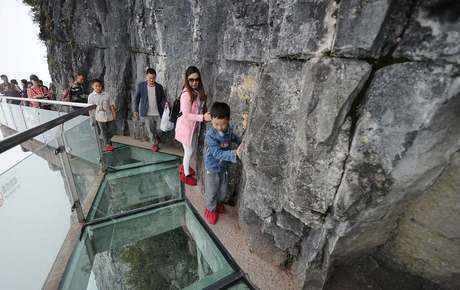 实拍高空玻璃栈道上的7张图 看后让您笑的合不拢嘴