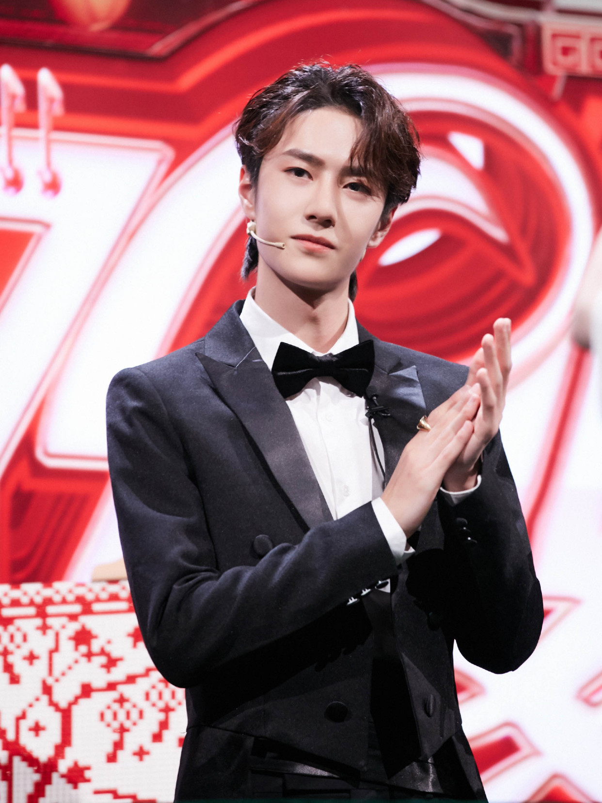 『造型真』183cm黄明昊和180cm王一博，同是黑西装造型，谁才是你的小王子？