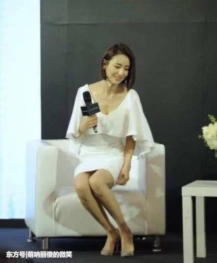 佟丽娅活动身穿超短裙，坐下时却尴尬了，为防“走光”全程手遮!