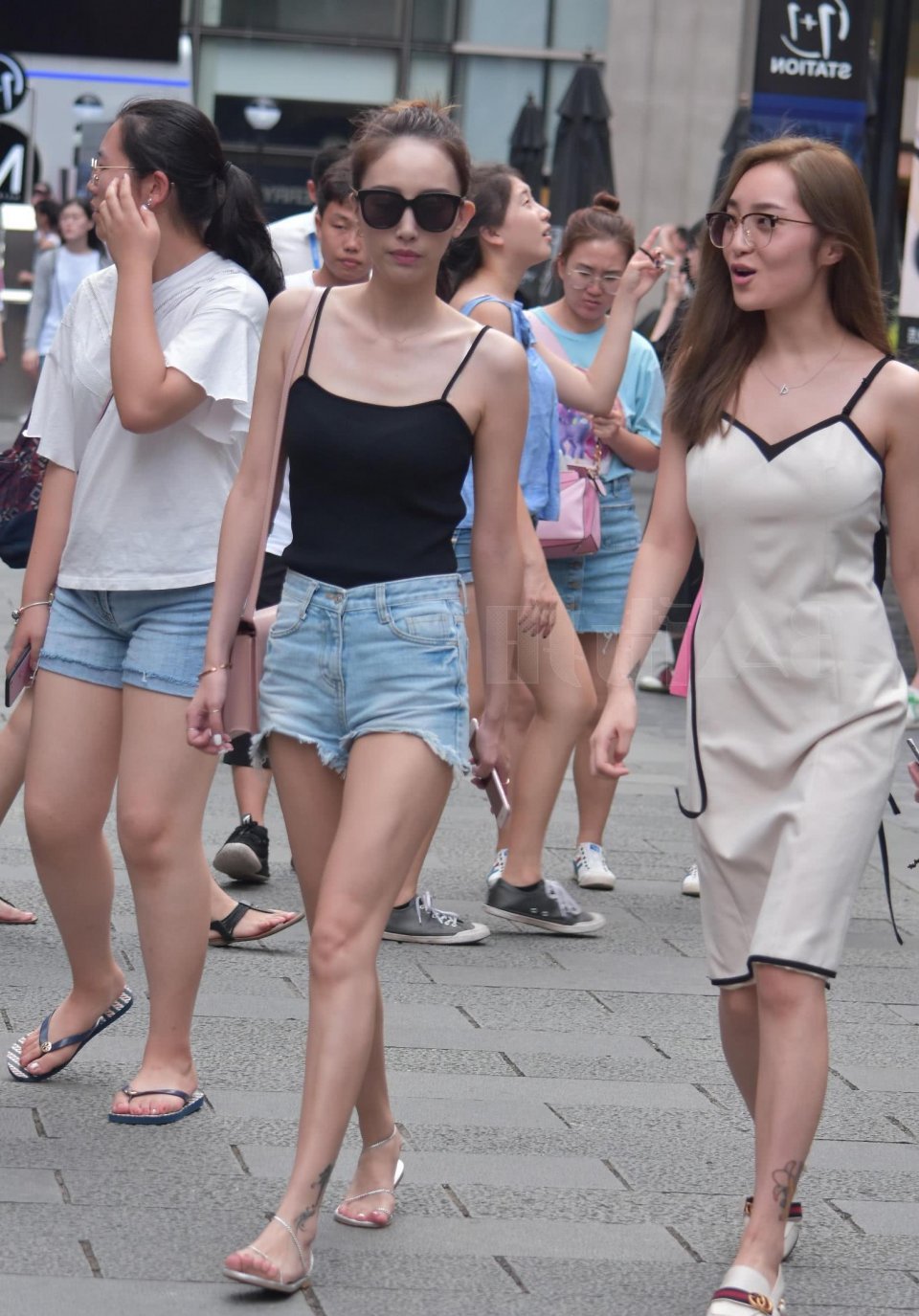 街拍：小姐姐吊带裙穿出微胖身材，三人排成排，成一道亮丽风景