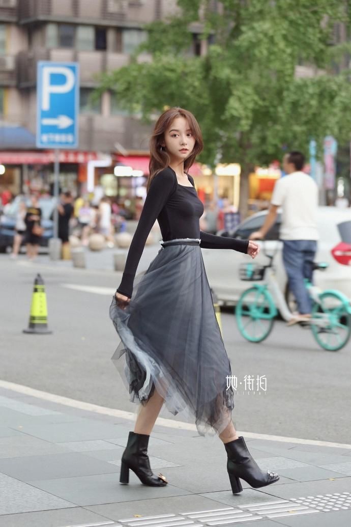 街拍:时尚搭配有风情万种，唯独对小姐姐温婉清甜的搭配情有独钟