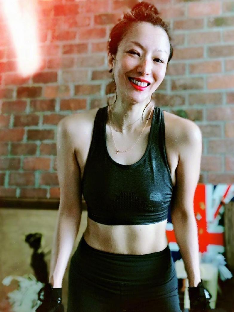 19岁孟美岐第一次去时装周, 就撞衫46岁郑秀文, 还输在了马甲线?