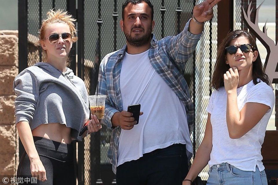 影星朱莉安浩夫素颜笑露皱纹 抬胳膊大秀腰身挥舞国旗真爱国