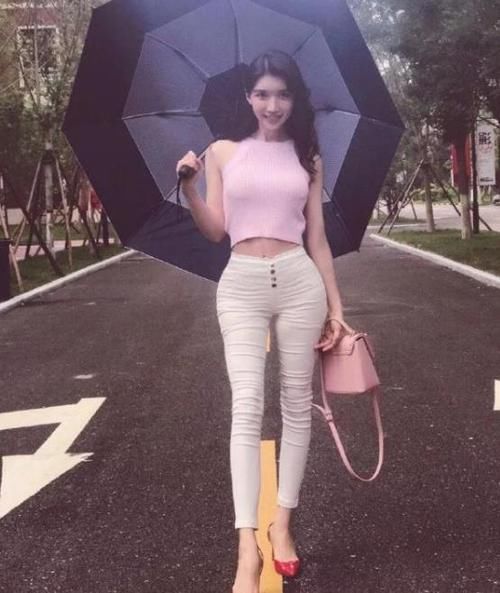  [美女]街拍：皮肤白皙的美女，一条白色的连衣裙，时尚唯美好身姿