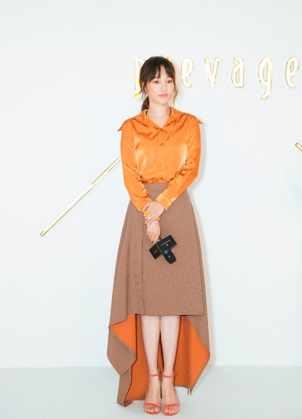 白百何不规则及膝裙尽显温婉优雅 橘色系造型显青春元气