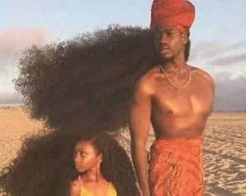 男子生来发型自然卷不理发,女儿看后也跟风,结果画风瞬间笑skr