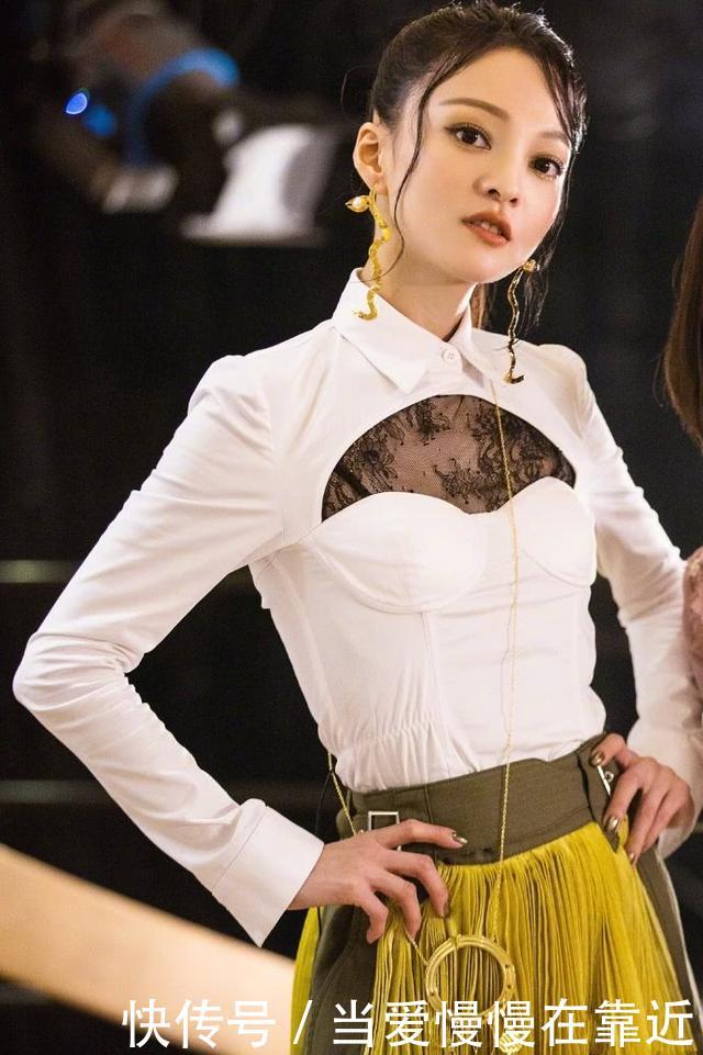 张韶涵太大胆了！挑战胸前镂空上衣，网友：杨幂都没你敢穿！
