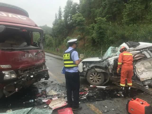 【越野车】西畴兴街往西畴方向发生车祸，雨后路滑，请小心行驶！