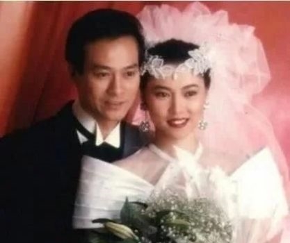 沈殿霞:郑欣宜与父亲后妈一家人团年照曝光, 郑少秋小女儿罕见露面很惊艳