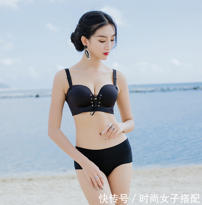 身材娇小的软妹子也能穿比基尼，修身的剪裁更显清纯可爱气质