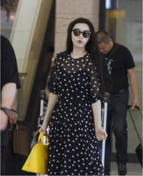 张馨予与范冰冰，机场同穿波点裙，两个女神谁更美？