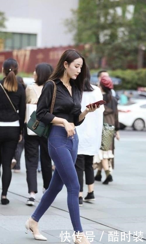 穿着■路人街拍,美女身材高挑气质不错,牛仔裤穿着很显腿长