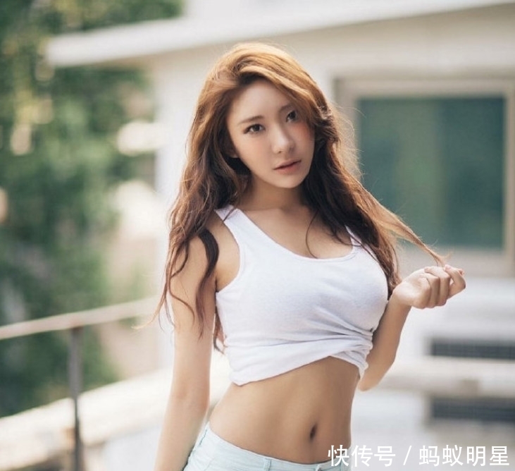  『比例』美丽少女够气派，时尚服装助她展现完美腰身比例