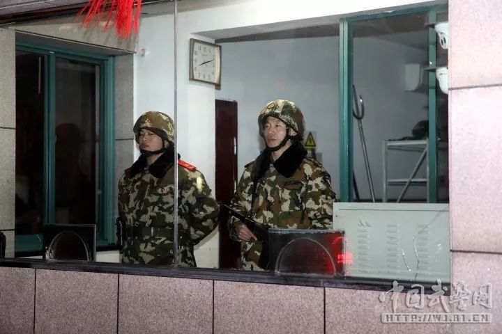 除夕夜，党员干部为祖国守岁，替战士“站岗上哨”