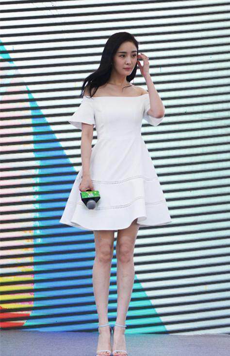 显老的波点裙被杨幂穿出高级感, 凭她的模样, 说她23岁我也信