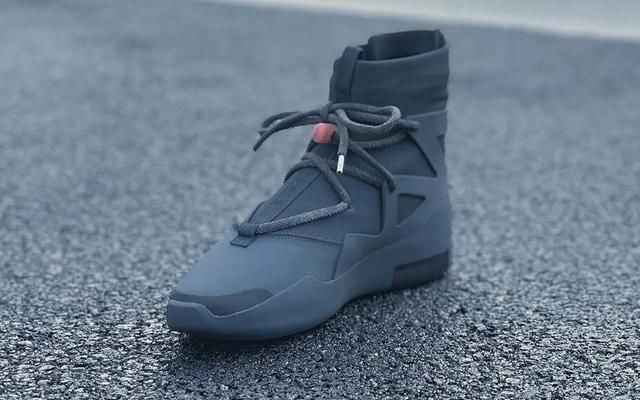  烟灰色：Nike x FOG 1「烟灰色」实物曝光！被种草的乖乖举手！