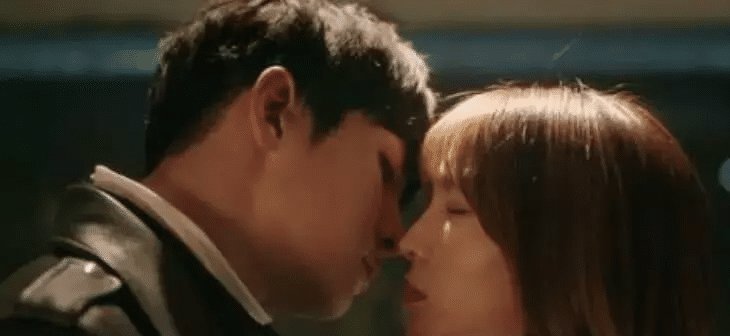 「情侣接吻」情侣接吻时, 女友为什么会“咬”你