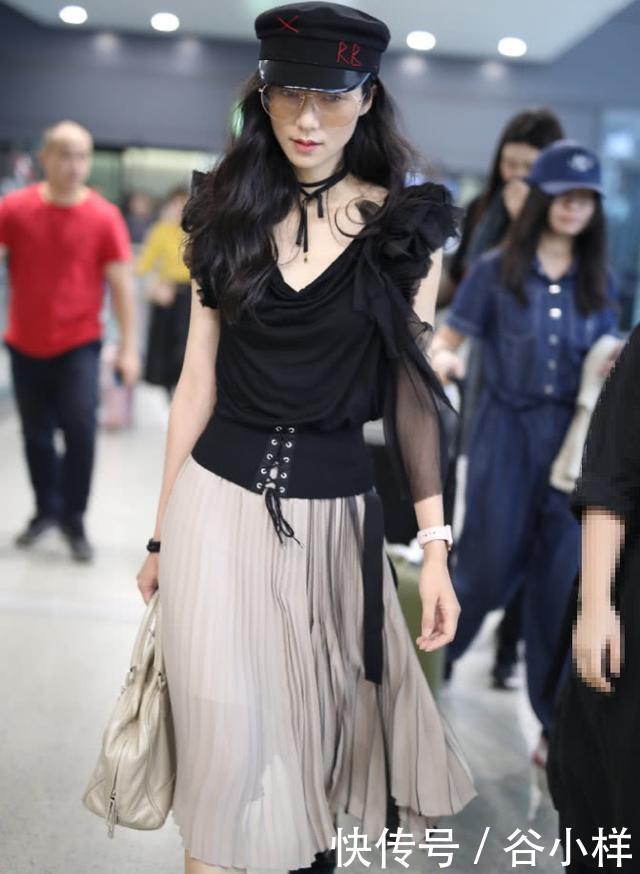 真是佩服韩雪！土掉渣的百褶裙竟穿得如此魅力，这气质无人能及！