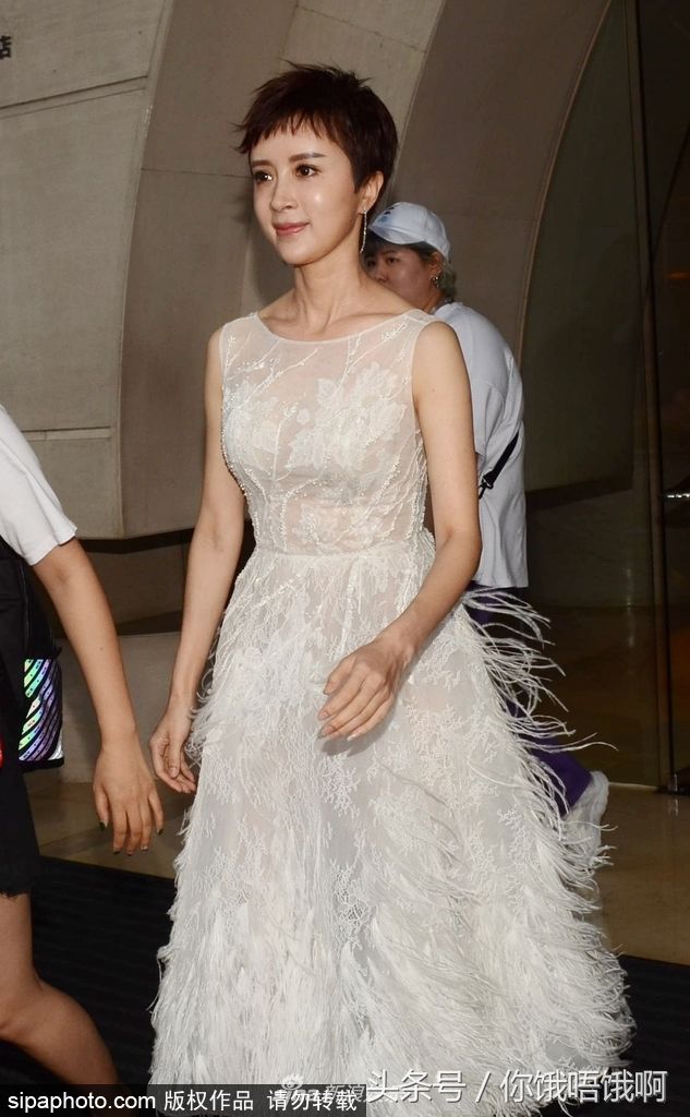 厚底恨天高范冰冰都戒掉了 金巧巧还在穿 高跟鞋品味也太差了