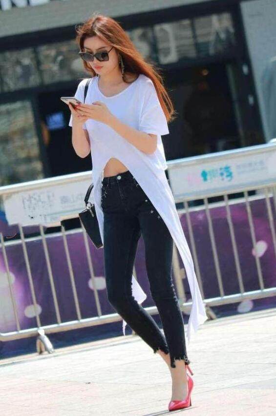 路人街拍，小姐姐的大长腿搭配开叉飘逸长裙，真的太美了