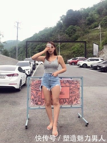 街拍：清爽的牛仔裤穿得显瘦，提臀修身，清新利落又好穿