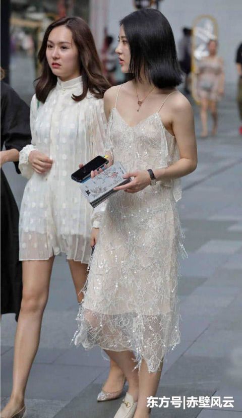 「 气质」吸睛无数，街拍：时尚气质小姐姐白色仙女裙尽显曼妙身姿