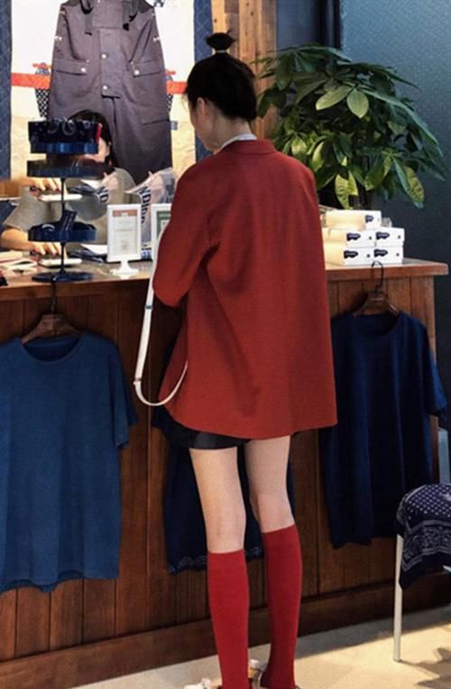  「堆堆」堆堆袜过时了，现在00后都在穿“姨妈袜”显腿细，潮成炸街神器