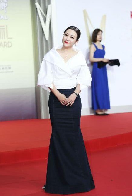 39岁郝蕾和41岁马伊琍出席电影节典礼，网友:臃肿与优雅的差别!