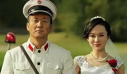  [父母]最年轻岳父走红，挽着新娘被误认为新郎，女儿真不是新郎