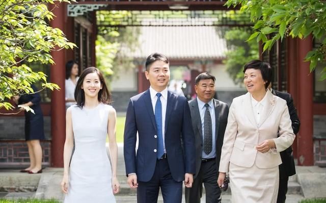 因一杯奶茶成网红,嫁豪富开822万超跑,今重返