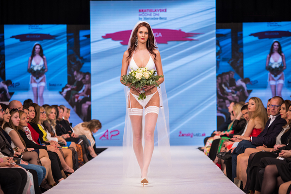 RELLECIGA俪丝娅突然发布新品 正式掀开婚纱比基尼革命